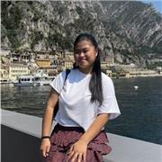 Studentessa delle superiori in grado di insegnare la matematica per i bambini delle scuole delle elementari